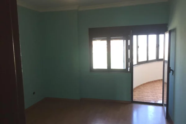 Shtepi me qera Apartament ne Tirane, 3+1, Mobilimi Pjeserisht e mobiluar, Pagesa 55,000  Leke.