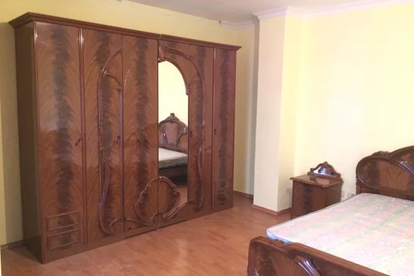 Shtepi me qera Apartament ne Tirane, 3+1, Mobilimi Pjeserisht e mobiluar, Pagesa 55,000  Leke.