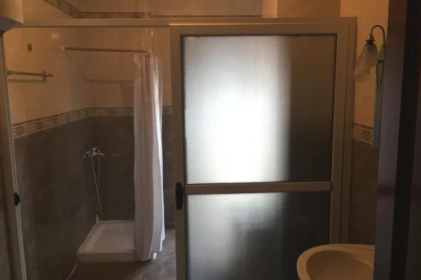 Shtepi me qera Apartament ne Tirane, 3+1, Mobilimi Pjeserisht e mobiluar, Pagesa 55,000  Leke.