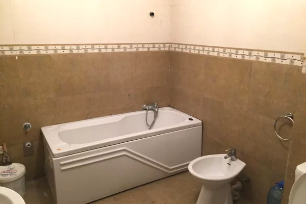 Shtepi me qera Apartament ne Tirane, 3+1, Mobilimi Pjeserisht e mobiluar, Pagesa 55,000  Leke.