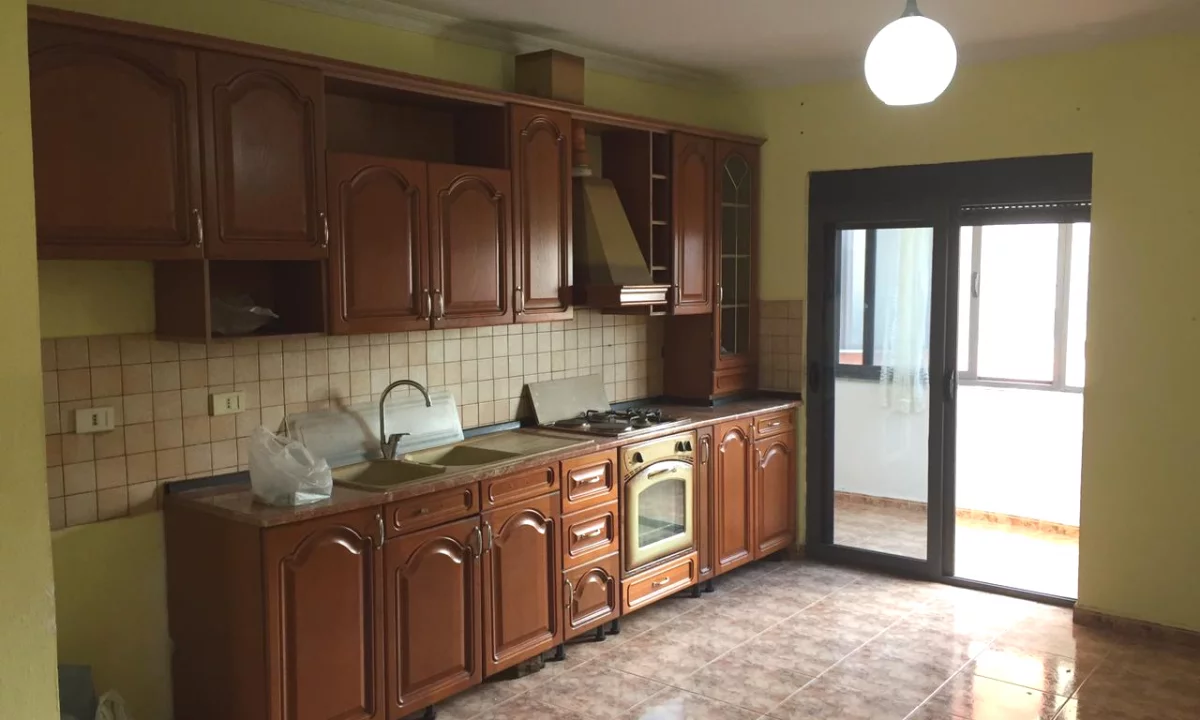 Shtepi me qera Apartament ne Tirane, 3+1, Mobilimi Pjeserisht e mobiluar, Pagesa 55,000  Leke.