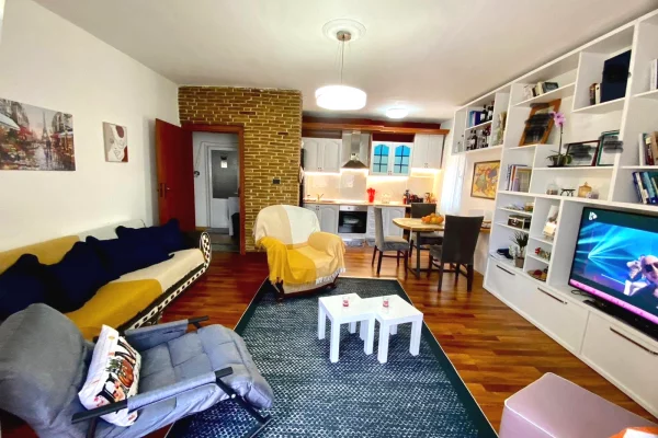 🏢Ne zonen e Ali Demit,jepet me qera apartament 2+1,i mobiluar.60,000Leke 