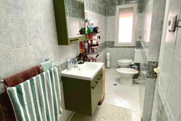 Shtepi me qera Apartament ne Tirane, 2+1, Mobilimi E mobiluar, Pagesa 60,000  Leke.