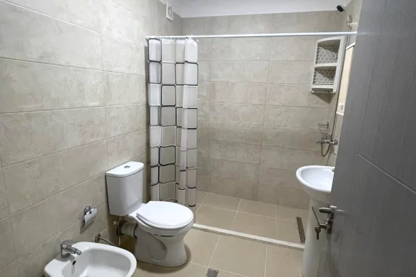 Shtepi me qera Apartament ne Tirane, 2+1, Mobilimi E mobiluar, Pagesa 55,000  Leke.