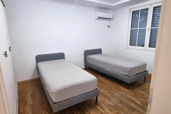 Shtepi me qera Apartament ne Tirane, 2+1, Mobilimi E mobiluar, Pagesa 900  Euro.