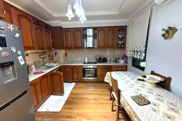 🏢 SHITET APARTAMENT 2+1+2 PRANË HYRJES SË REZIDENCËS KODRA E DIELLIT