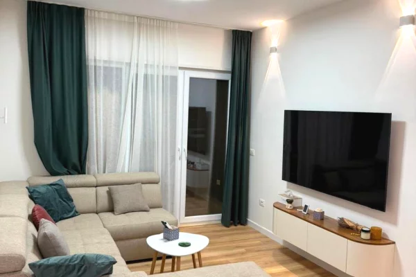 🏢Pak minuta larg Pazarit te Ri,jepet me qera apartament 1+1,i mobiluar 78,000Leke (Bruto)