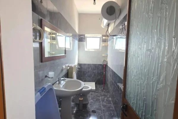 Shtepi me qera Vila Luksoze ne Tirane, 1+1, Mobilimi E mobiluar, Pagesa 400  Euro.