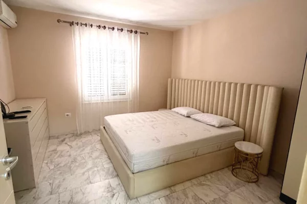 Shtepi me qera Apartament ne Tirane, 2+1, Mobilimi E mobiluar, Pagesa 80,000  Leke.