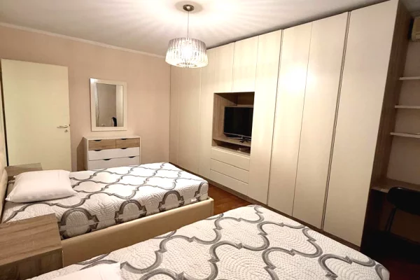 Shtepi me qera Apartament ne Tirane, 2+1, Mobilimi E mobiluar, Pagesa 80,000  Leke.