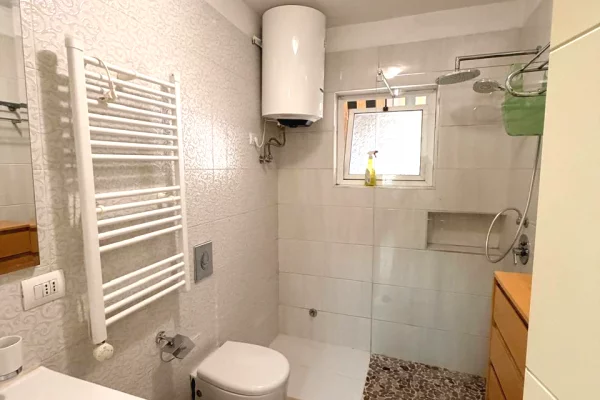 Shtepi me qera Apartament ne Tirane, 2+1, Mobilimi E mobiluar, Pagesa 80,000  Leke.