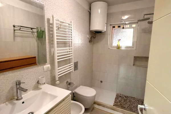 Shtepi me qera Apartament ne Tirane, 2+1, Mobilimi E mobiluar, Pagesa 80,000  Leke.
