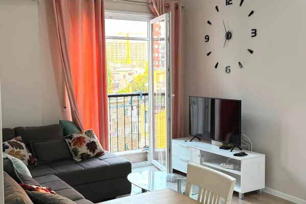 🏢Pak minuta larg Martenitetit te Ri jepet me qera apartament ,1+1,i mobiluar.55,000Leke