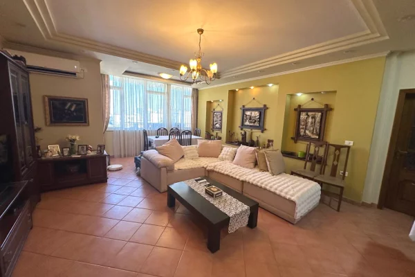 🏢Rruga Fortuzi, prane Hotel Comfort, jepet me qera apartament, 2+1, i mobiluar.  90,000 Leke