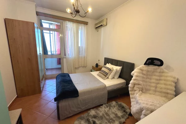 Shtepi me qera Apartament ne Tirane, 2+1, Mobilimi E mobiluar, Pagesa 90,000  Leke.