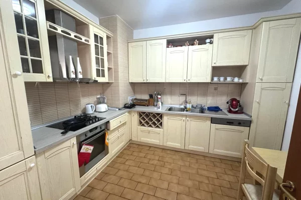 Shtepi me qera Apartament ne Tirane, 2+1, Mobilimi E mobiluar, Pagesa 1,200  Euro.