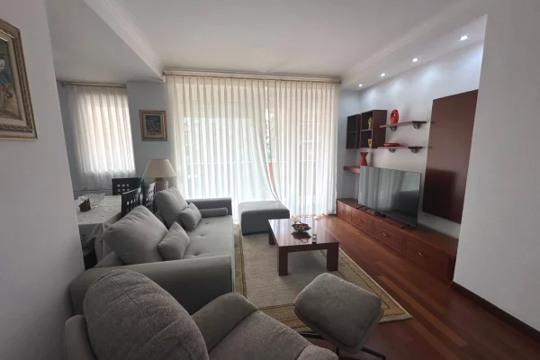Shtepi me qera Apartament ne Tirane, 2+1, Mobilimi E mobiluar, Pagesa 1,200  Euro.