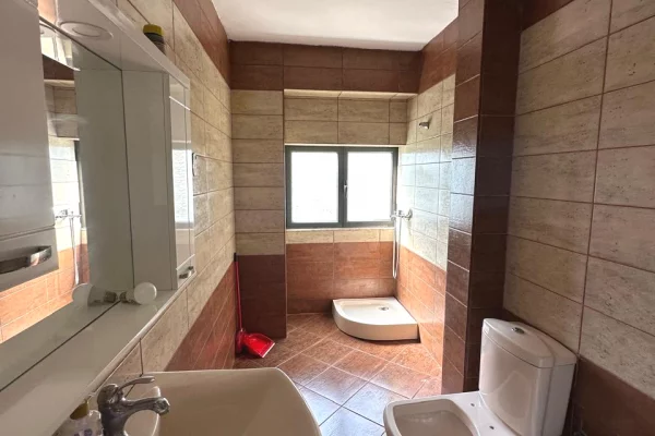 Shtepi me qera Apartament ne Tirane, 2+1, Mobilimi E mobiluar, Pagesa 50,000  Leke.