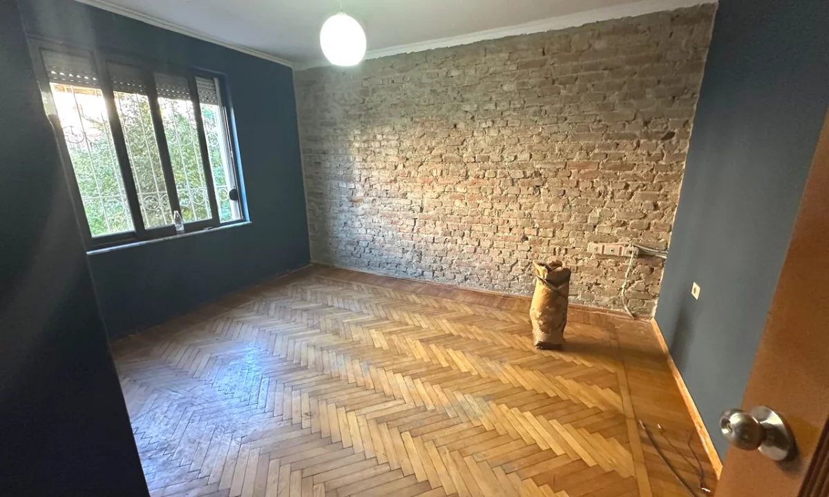 Ne zonen e Myslym Shyrit jepet me qera ambient per zyra,bosh,  60,000Leke(Neto)