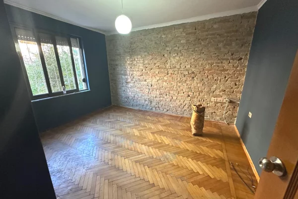 Ne zonen e Myslym Shyrit jepet me qera ambient per zyra,bosh,  60,000Leke(Neto)
