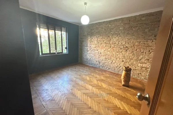 Ne zonen e Myslym Shyrit jepet me qera ambient per zyra,bosh,  60,000Leke(Neto)
