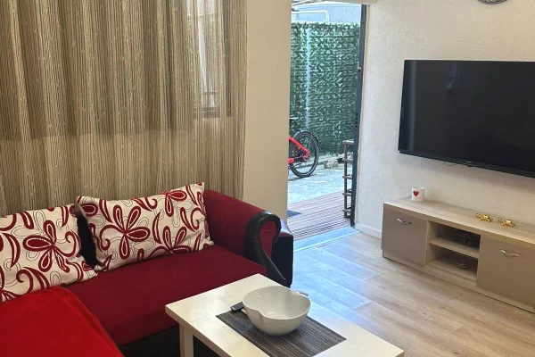 Komuna e Parisit,perballe  Caffe 65 jepet me qera apartament 1+1,i mobiluar, 60,000Leke