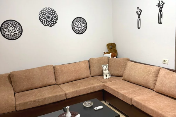 🏢Prane Fakultetit te Mjeksise jepet me qera apartament 2+1+ambient gatimi,i mobiluar.65,000Leke