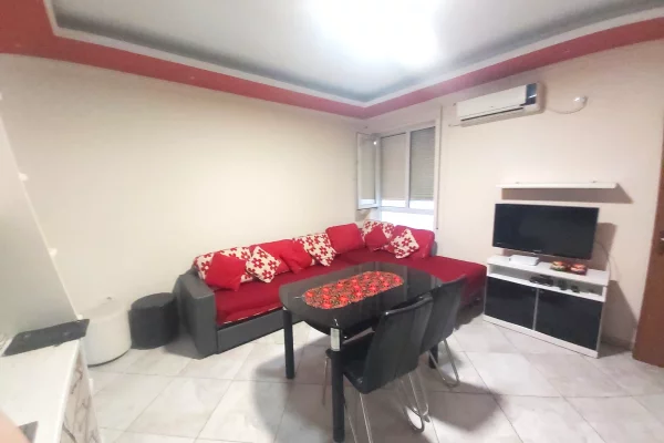 Pak minuta larg Kopshtit ZOO, jepet me qera apartament 2+1 i mobiluar  650Euro 