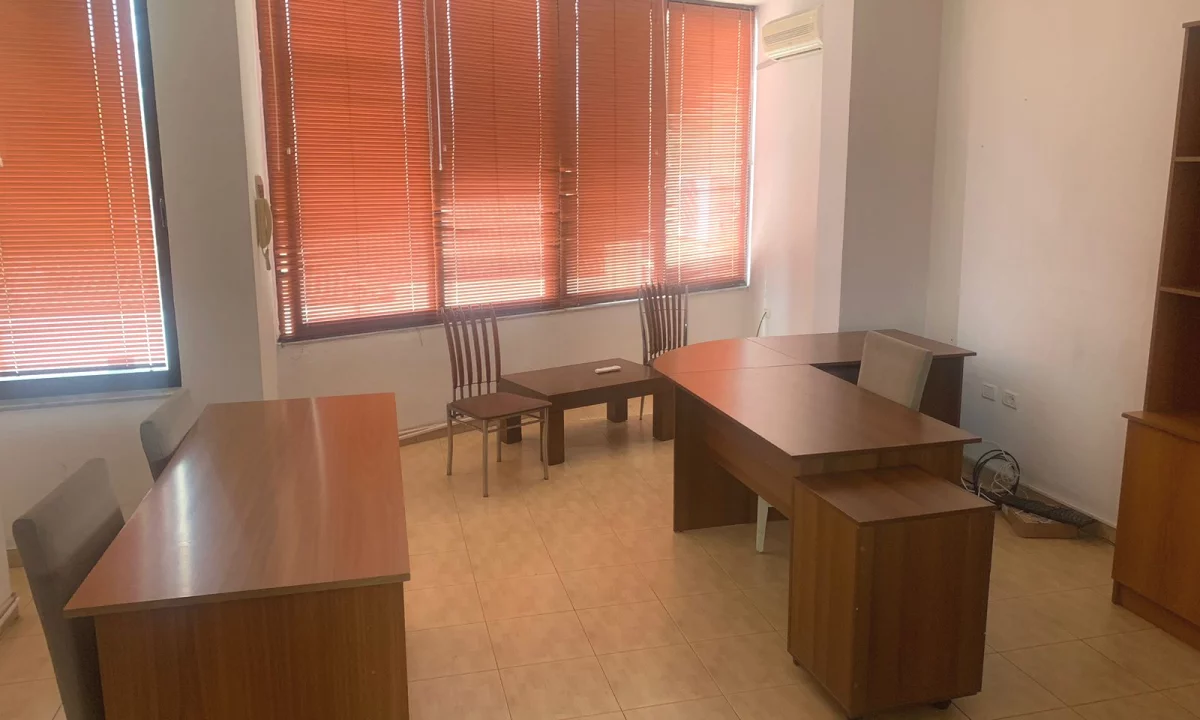 🏢Perballe Toptanit jepet me qera ambient per zyra me siperfaqe 40m2.40,000Leke 