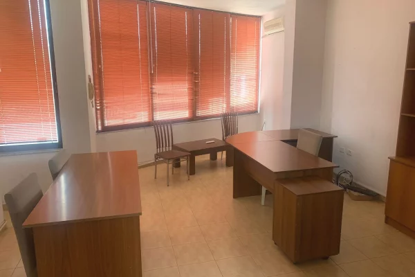 🏢Perballe Toptanit jepet me qera ambient per zyra me siperfaqe 40m2.40,000Leke 