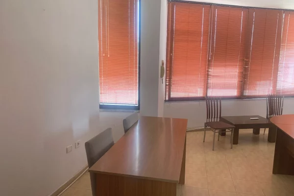 🏢Perballe Toptanit jepet me qera ambient per zyra me siperfaqe 40m2.40,000Leke 