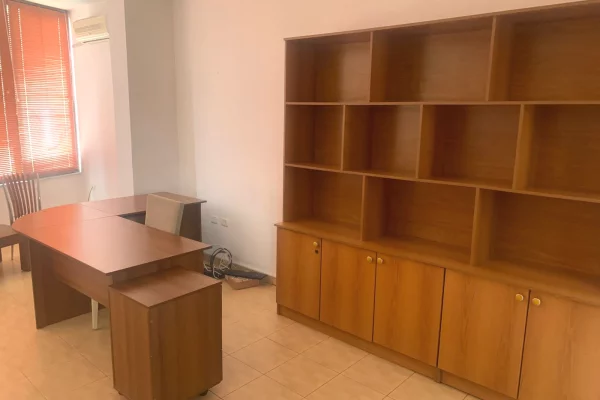 🏢Perballe Toptanit jepet me qera ambient per zyra me siperfaqe 40m2.40,000Leke 