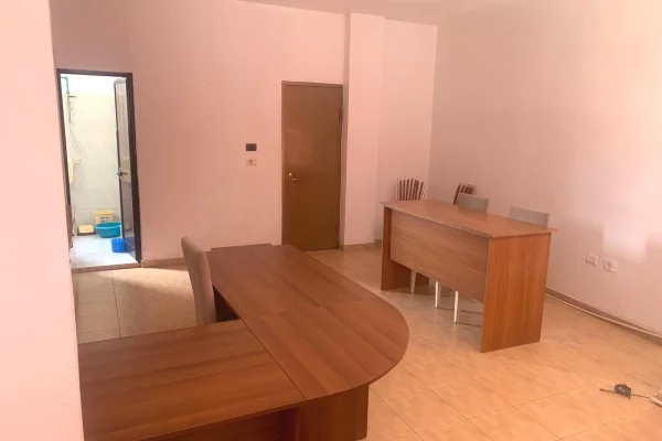 🏢Perballe Toptanit jepet me qera ambient per zyra me siperfaqe 40m2.40,000Leke 
