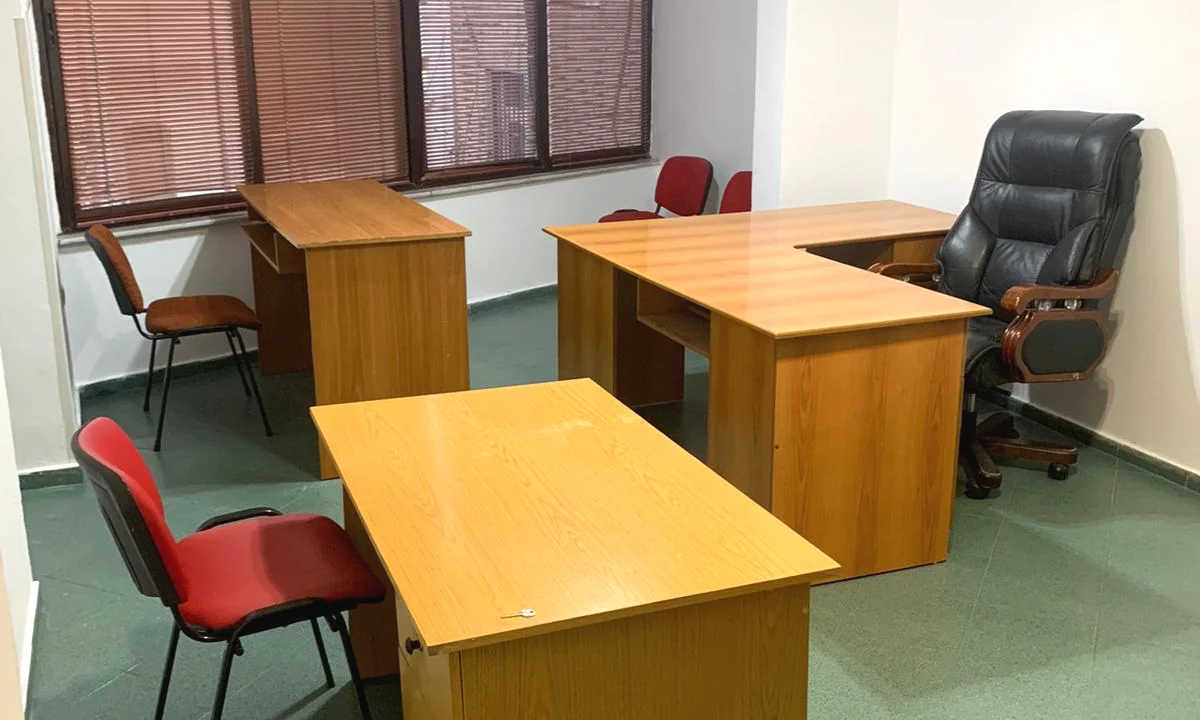 🏢Perballe Toptanit jepet me qera ambient per zyra me siperfaqe 40m2.   40,000Leke 