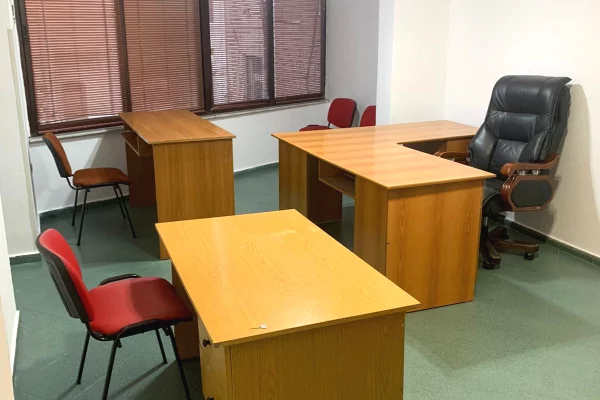 🏢Perballe Toptanit jepet me qera ambient per zyra me siperfaqe 40m2.   40,000Leke 