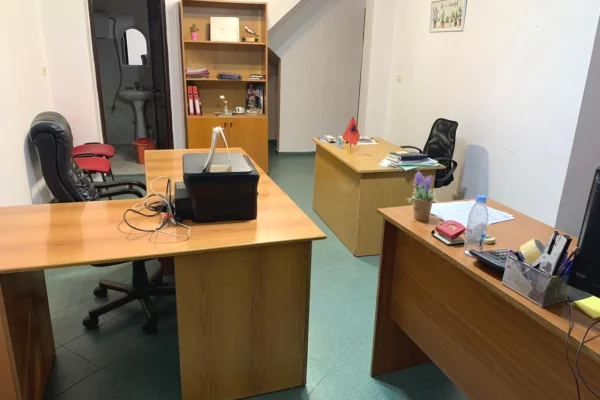 🏢Perballe Toptanit jepet me qera ambient per zyra me siperfaqe 40m2.   40,000Leke 