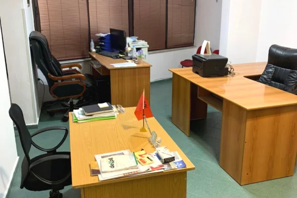 🏢Perballe Toptanit jepet me qera ambient per zyra me siperfaqe 40m2.   40,000Leke 