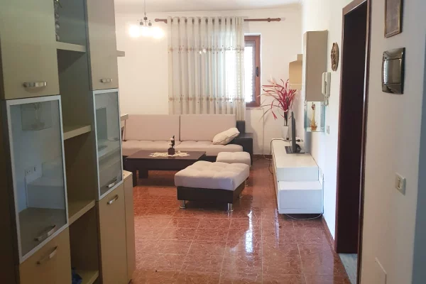 Shtepi ne shitje Apartament ne Tirane, 2+1, Mobilimi E mobiluar, Pagesa 220,000  Euro.