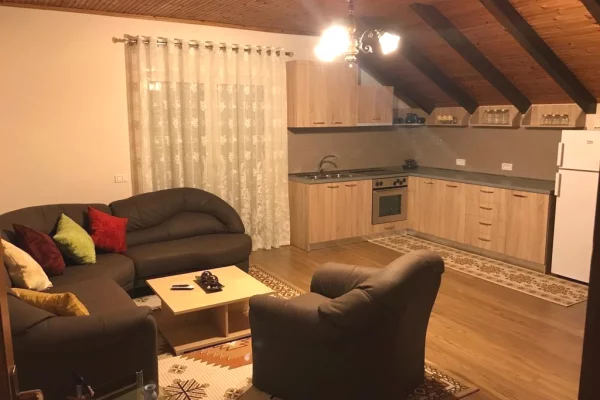 🏠Ne zonen e Xhamllikut,jepet me qera kati i III-te i nje vile 2+1,i mobiluar 60,000Leke