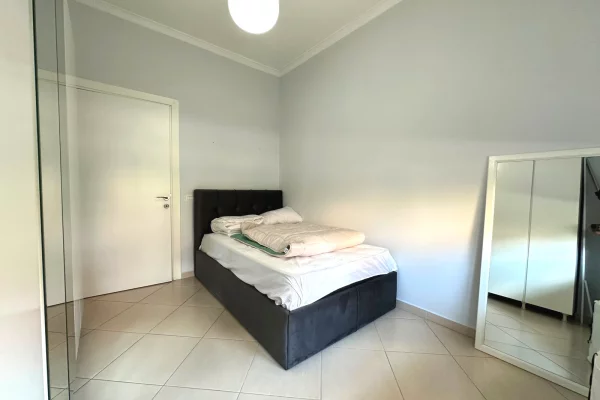 Shtepi me qera Apartament ne Tirane, 2+1, Mobilimi E mobiluar, Pagesa 80,000  Leke.