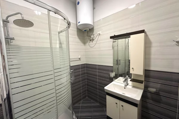 Shtepi me qera Apartament ne Tirane, 2+1, Mobilimi E mobiluar, Pagesa 80,000  Leke.
