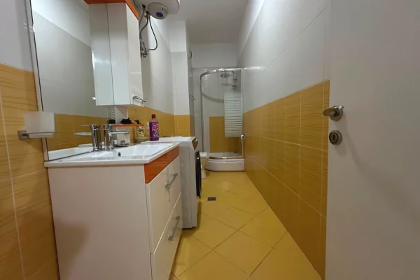Shtepi me qera Apartament ne Tirane, 2+1, Mobilimi E mobiluar, Pagesa 80,000  Leke.