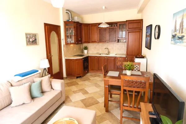 Prane shkolles se Mesme “Harry Fultz”,jepet me qera apartament 2+1,i  mobiluar 70,000 Leke