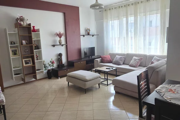 Komuna e Parisit jepet me qera apartament me siperfaqe 104 m2,2+1+2,i mobiluar. 800 Euro