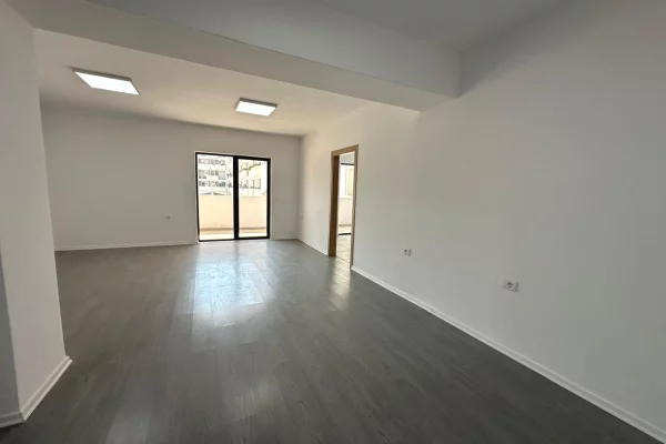 🏢Rruga 5 Maji,jepet me qera ambient per zyra,me siperfaqe 96m2 ,bosh.45,000Leke