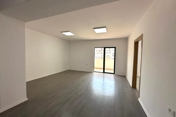 🏢Rruga 5 Maji,jepet me qera ambient per zyra,me siperfaqe 96m2 ,bosh.45,000Leke