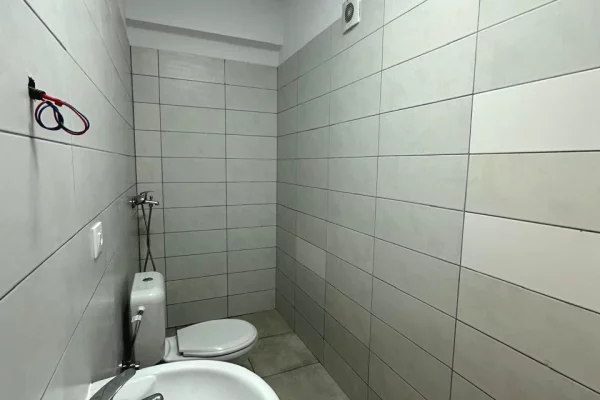 🏢Rruga 5 Maji,jepet me qera ambient per zyra,me siperfaqe 96m2 ,bosh.45,000Leke