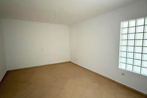 Shtepi me qera Apartament ne Tirane, 2+1, Mobilimi Bosh, pa mobiluar, Pagesa 55,000  Leke.