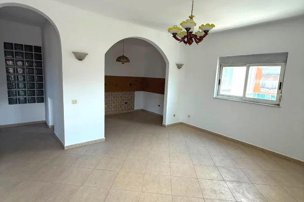 Shtepi me qera Apartament ne Tirane, 2+1, Mobilimi Bosh, pa mobiluar, Pagesa 55,000  Leke.