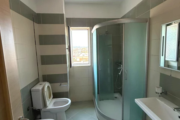 Shtepi me qera Apartament ne Tirane, 2+1, Mobilimi Bosh, pa mobiluar, Pagesa 55,000  Leke.
